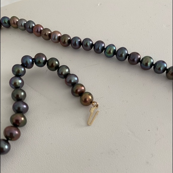 7mm genuine fresh water pearls in black 16” & 14k solid Gold closure. - Picture 4 of 5